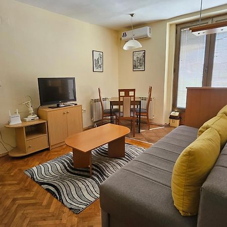 Lovely Square Apartment Purple Velvet Skopje Buitenkant foto