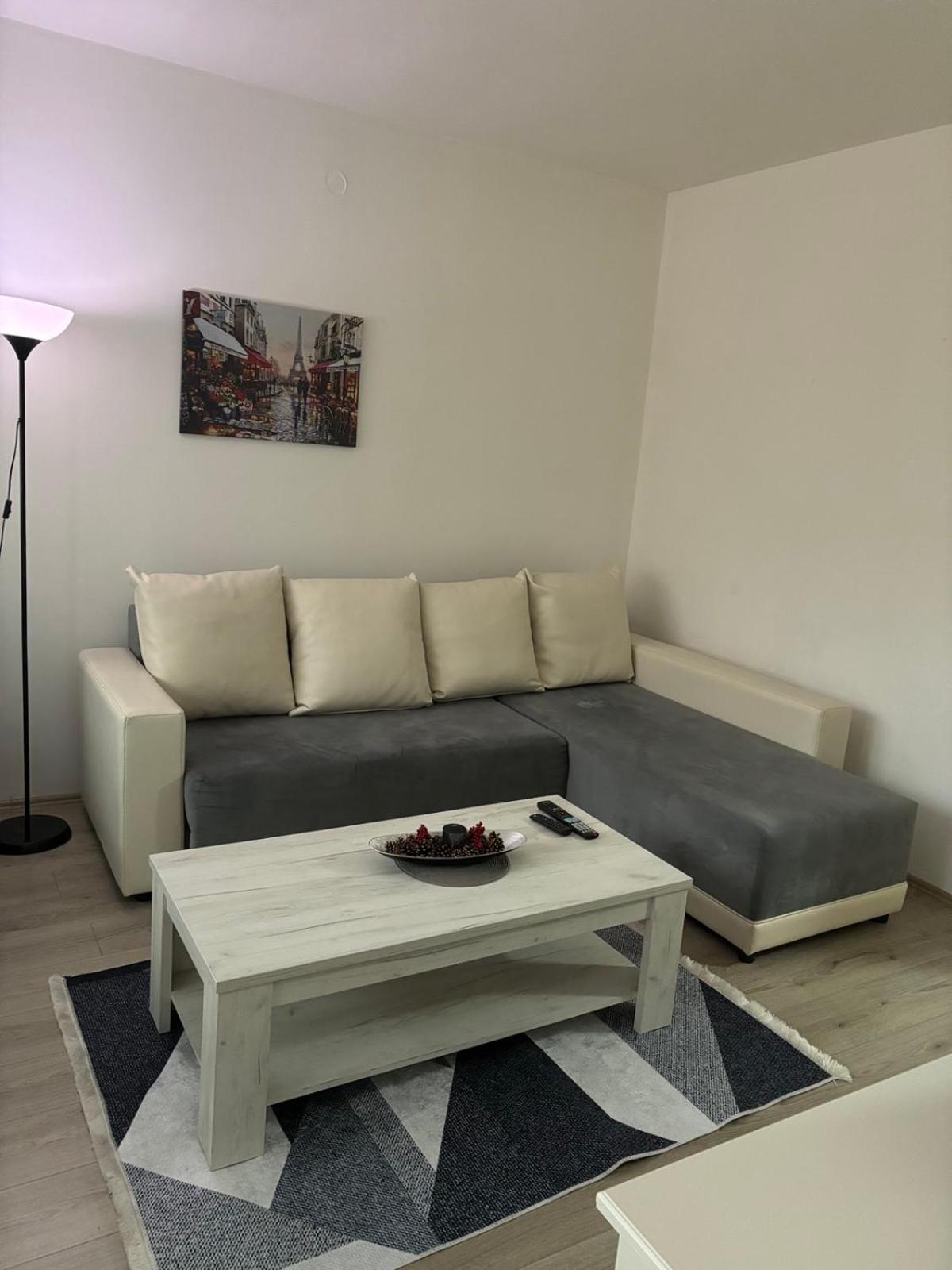 Lovely Square Apartment Purple Velvet Skopje Buitenkant foto