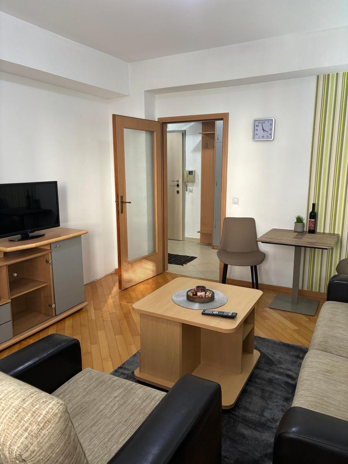 Lovely Square Apartment Purple Velvet Skopje Buitenkant foto