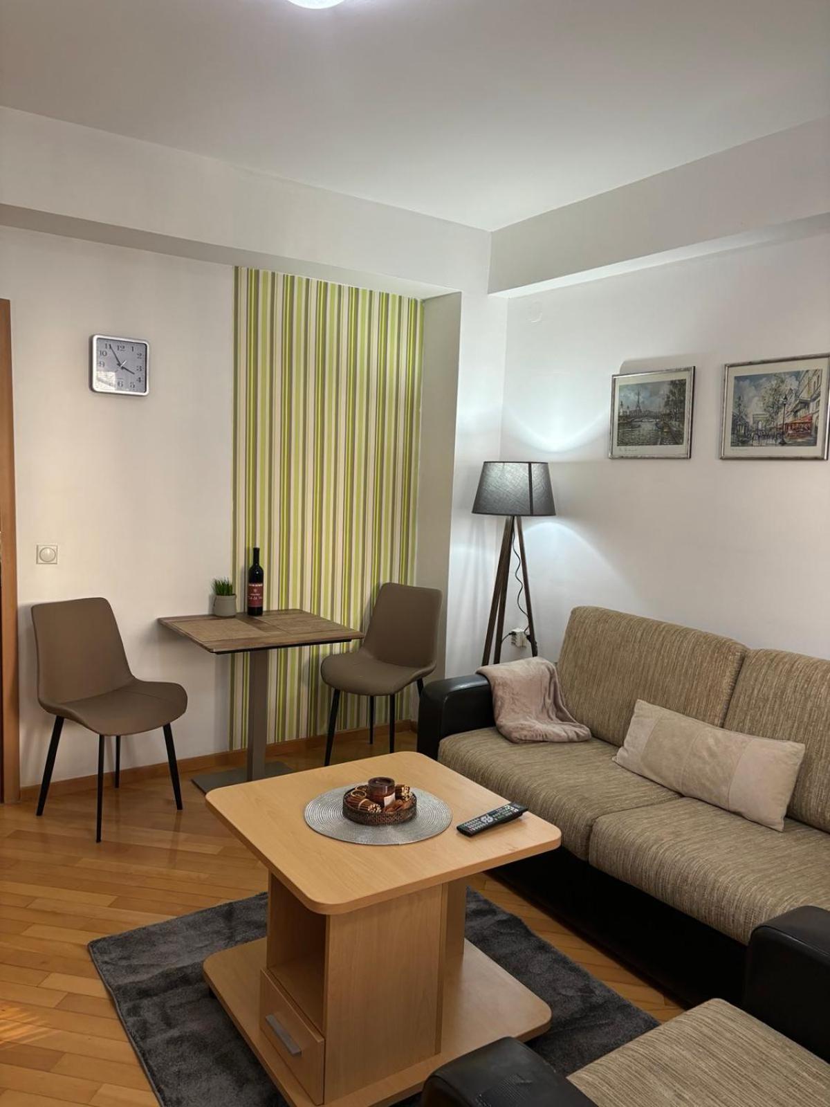 Lovely Square Apartment Purple Velvet Skopje Buitenkant foto