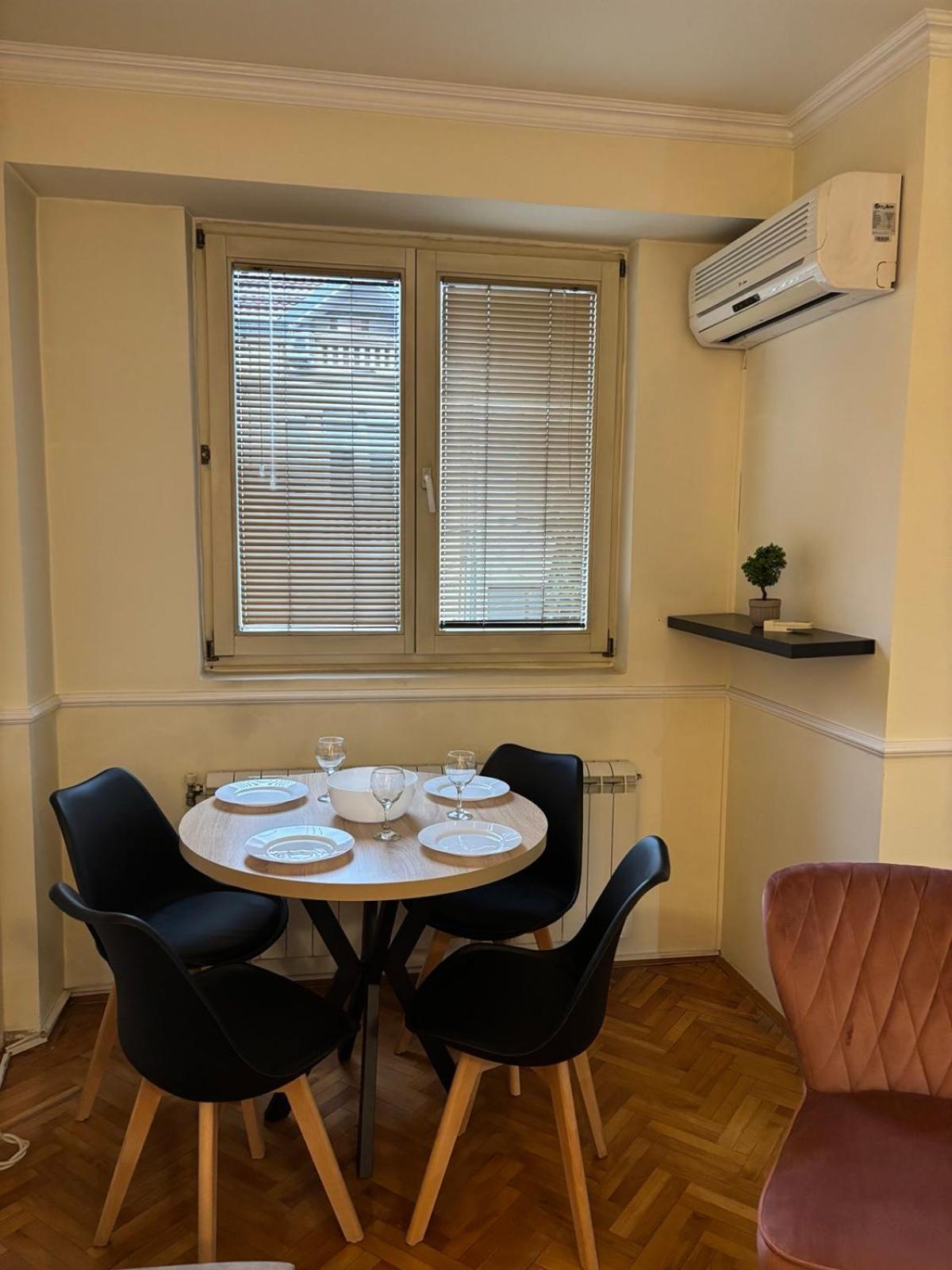 Lovely Square Apartment Purple Velvet Skopje Buitenkant foto