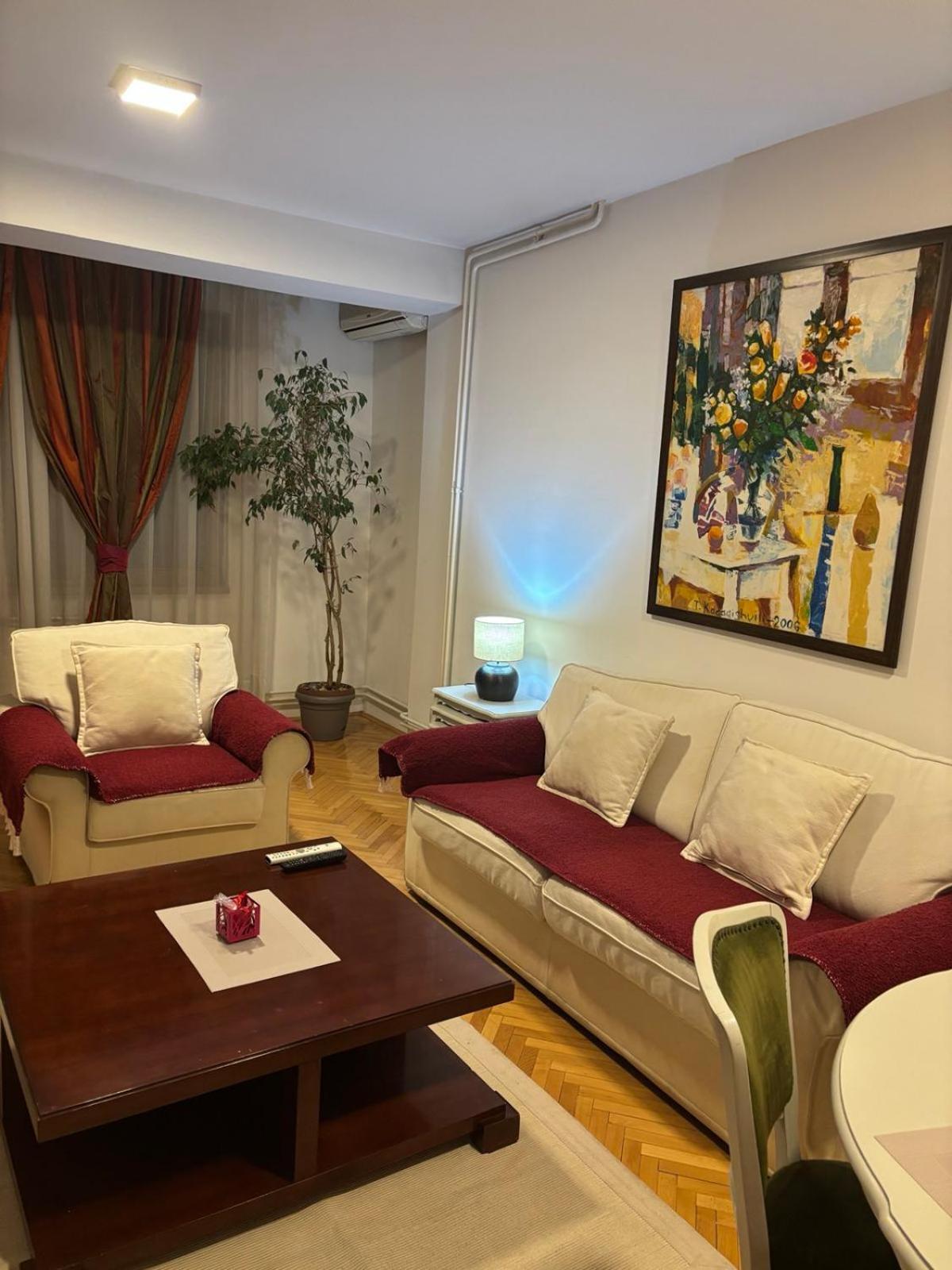 Lovely Square Apartment Purple Velvet Skopje Buitenkant foto