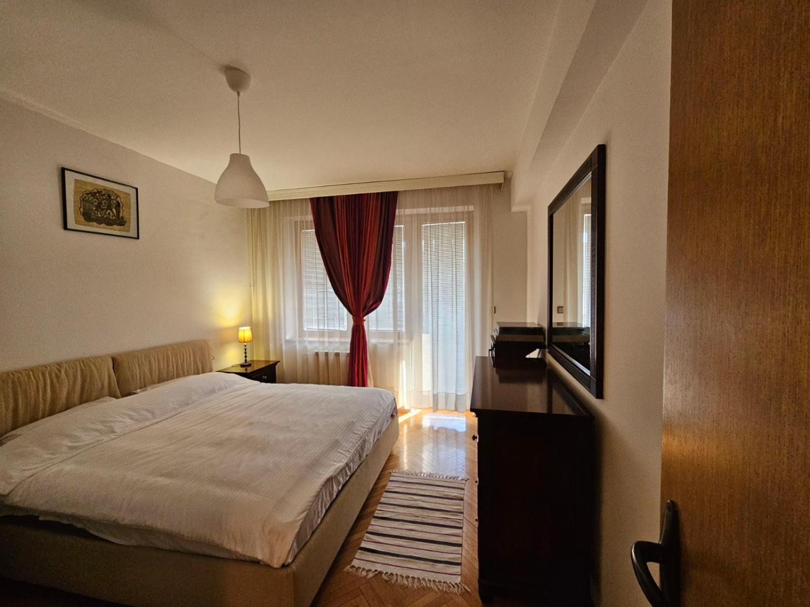 Lovely Square Apartment Purple Velvet Skopje Buitenkant foto